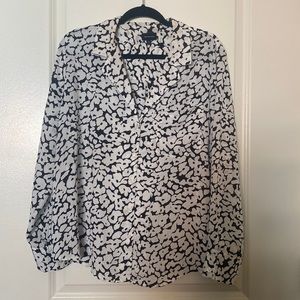 (NWOT) Who What Wear Black / White Floral Button Down Blouse, Size Xtra  Large
